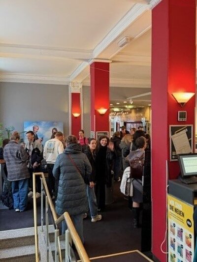 Menschenmenge im Kinovorraum