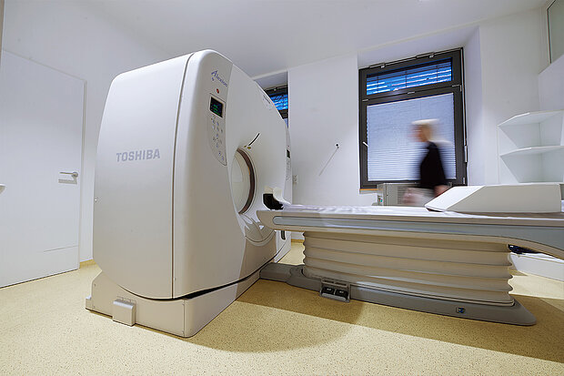 Ein MRT-Gerät von TOSHIBA steht in einem Behandlungsraum vom Neuro Zentrum Ulm.