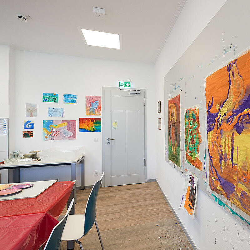 Blick in den Kunstraum der Psychiatrische Institutsambulanz Bad Neuenahr