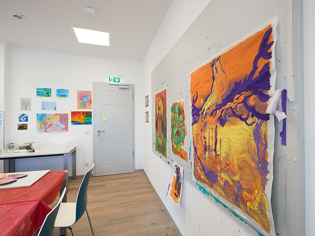 Blick in den Kunstraum der Psychiatrische Institutsambulanz Bad Neuenahr