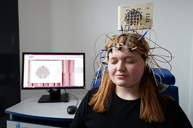 Durchführung eines EEGs bei einer jungen Frau im Neurozentrum Stuttgart.