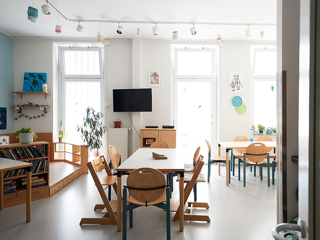 Blick in einen Aufenthaltsraum der Tagesklinik Bad Neuenahr