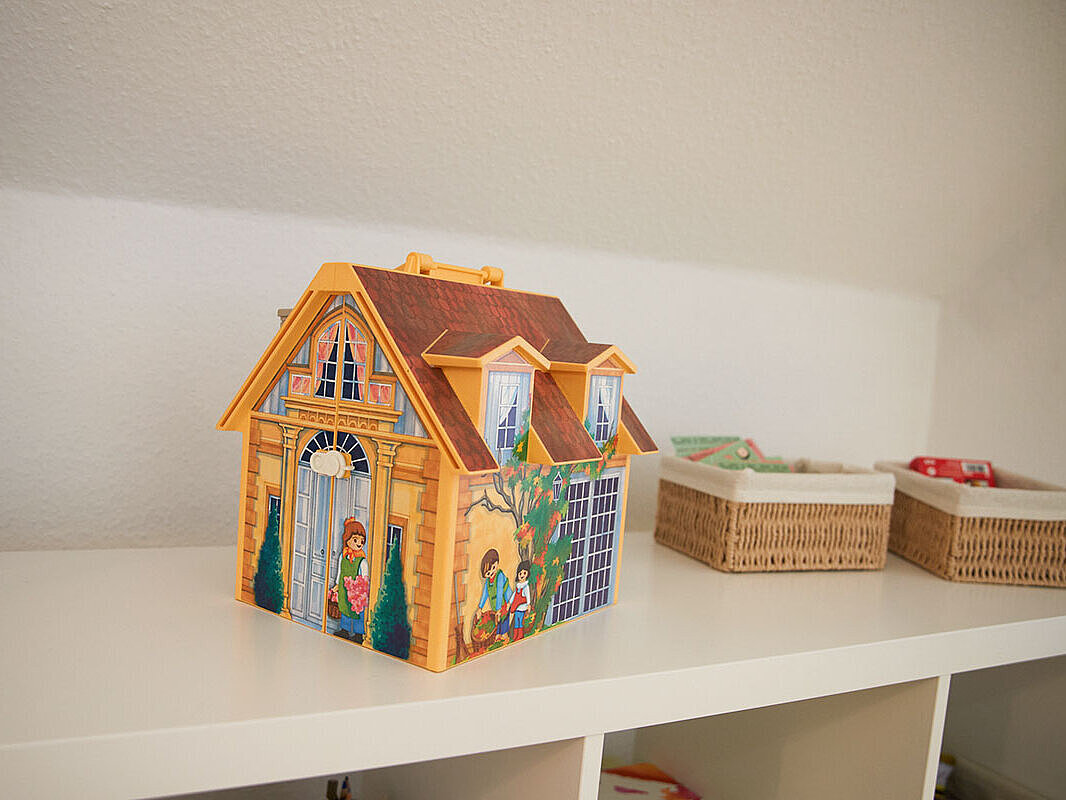 Ein Spielzeughaus steht auf einem Regal in der Psychiatrische Institutsambulanz Daun.
