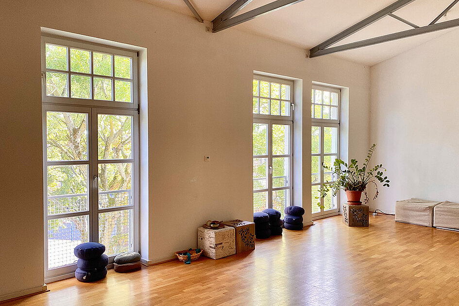 Ein Blick in einen Yogaraum des Yogaforums Düsseldorf