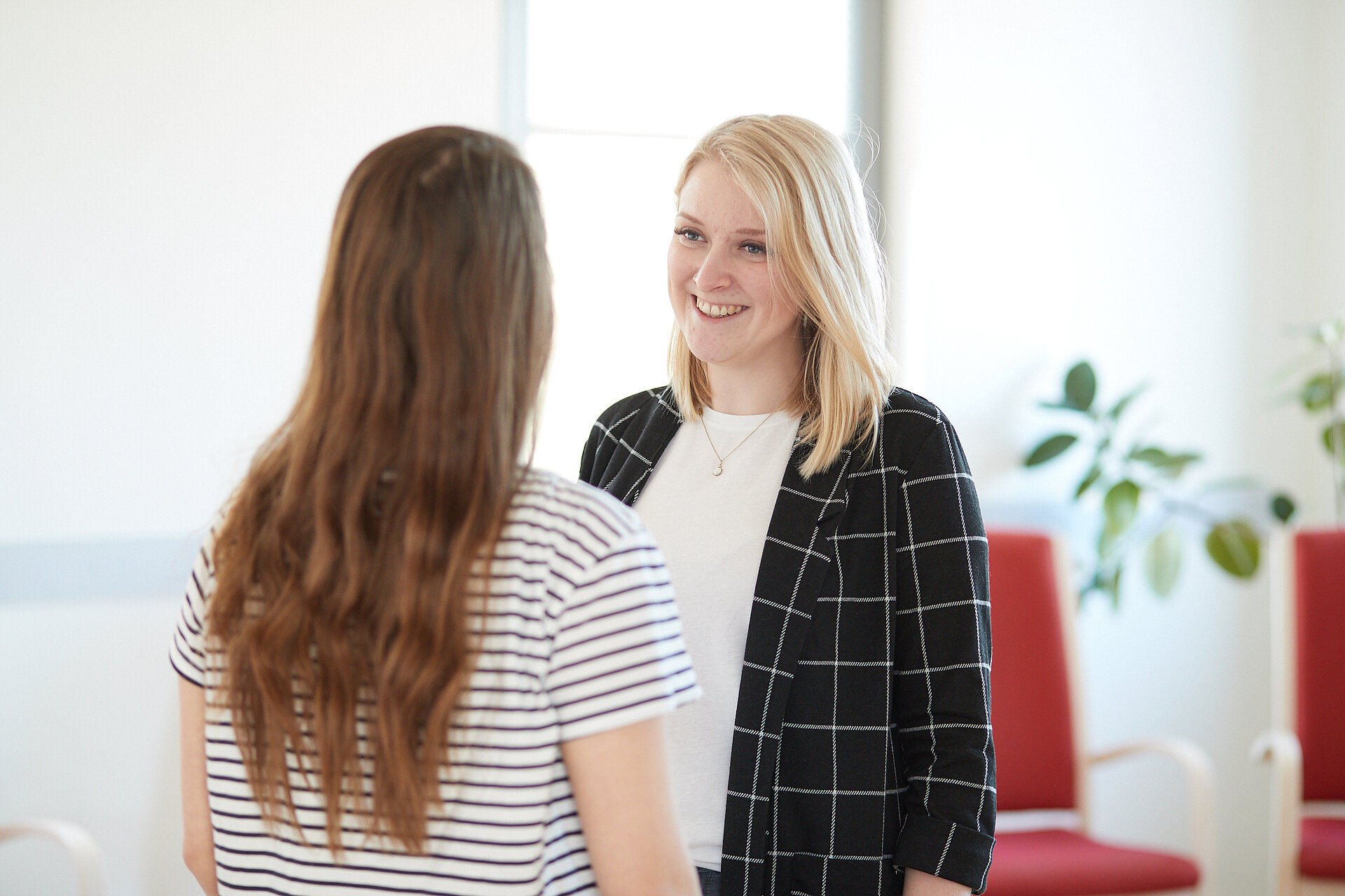 Zwei Frauen befinden sich in einem Gespräch in der Psychiatrischen Institutsambulanz in Essen
