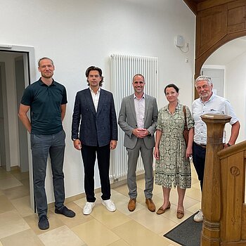 Fünf Personen stehen im Eingang der KJP Bad Neuenahr und lächeln in die Kamera.