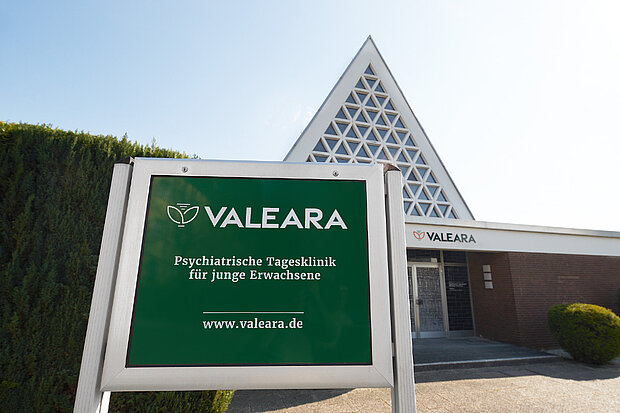 VALEARA-Schild vor der Transitions-Tagesklinik Bottrop