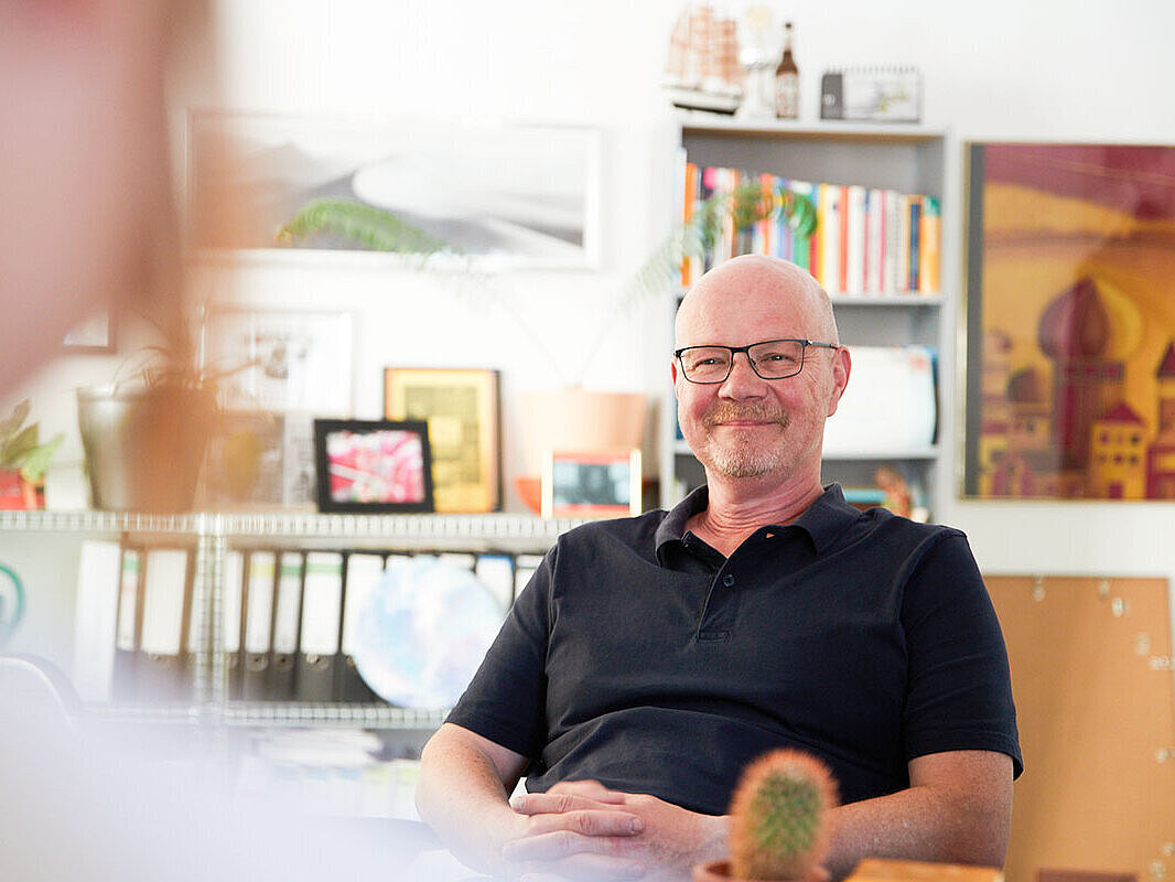 Ein Mann sitzt in einer Gesprächssituation in der PIA Bad Kreuznach.