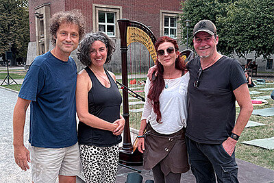 Weiterleitung zum Newsartikel "VALEARA lädt rund 160 Yogabegeisterte in den Ehrenhof des Kunstpalastes"