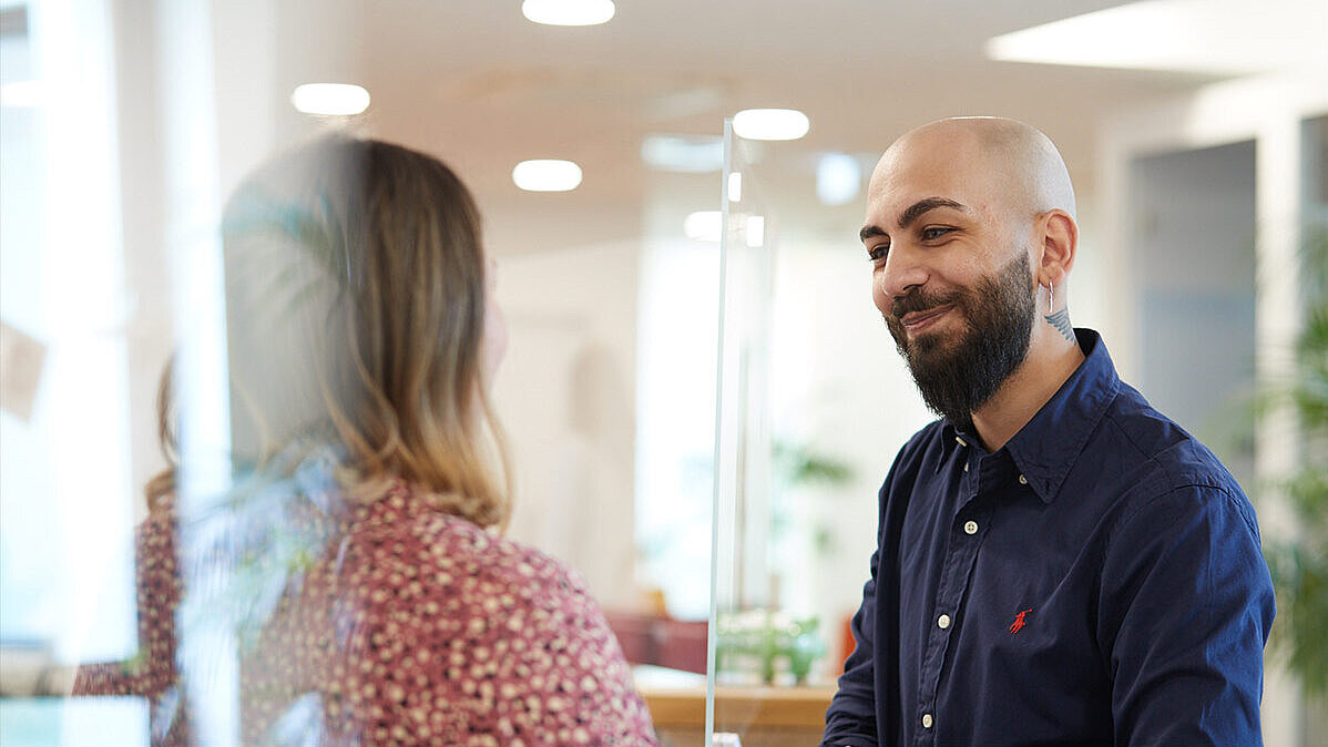 Zwei Personen befinden sich in einer Gesprächssituation in der Psychiatrischen Institutsambulanz (PIA).