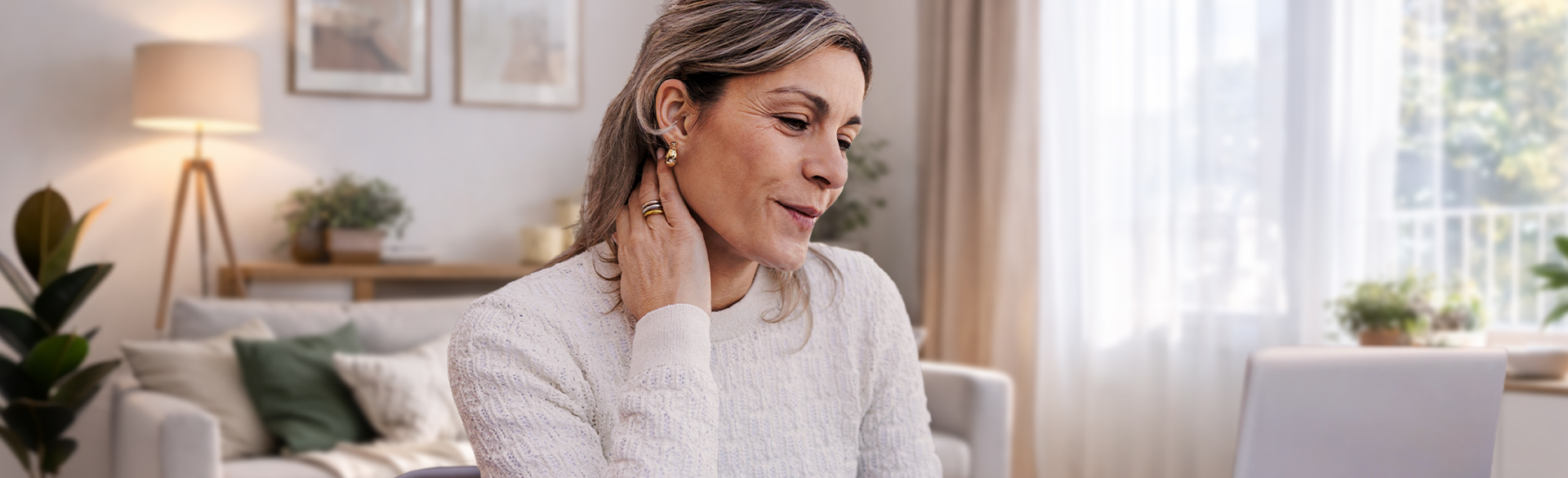 Eine Frau sitzt vor einem Laptop-Bildschirm in der VALEARA Videosprechstunde