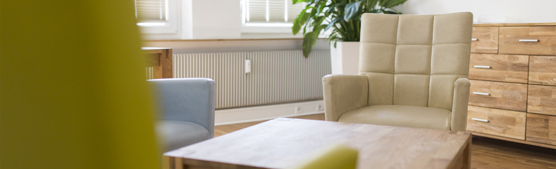 Blick in einen Behandlungsraum der Psychotherapeutische Ambulanz für Erwachsene in Fürth