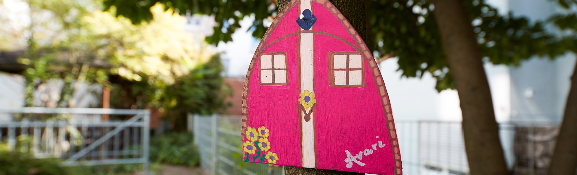 Ein pinkes Haus aus Holz hängt im Baum von VALEARA Worms.