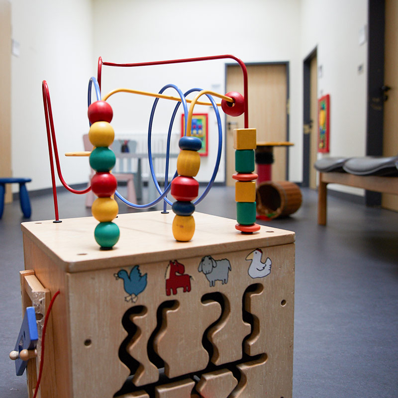 Ein Motorikwürfel für Kinder steht in einem Wartezimmer der Psychiatrischen Institutsambulanz.