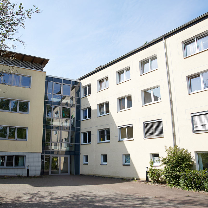 Außenansicht der Kinder- und Jugendpsychiatrie im Innenhof.