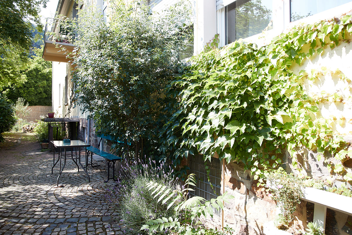 Blick auf eine Sitzgruppe im Garten von VALEARA Bad Kreuznach