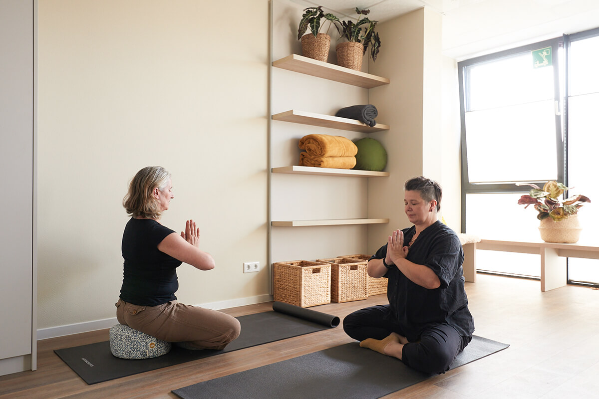 Zwei Personen machen Yoga in der TK Bottrop