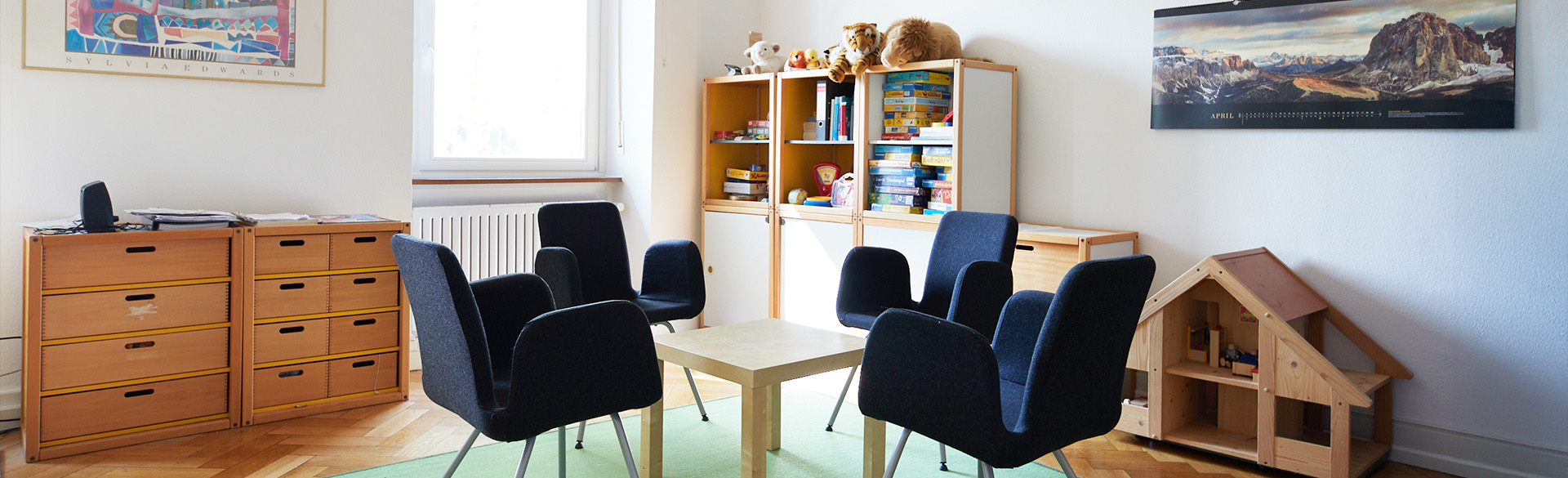 Blick in einen Behandlungsraum mit 4 Stühlen um einen Tisch im MVZ Offenburg.